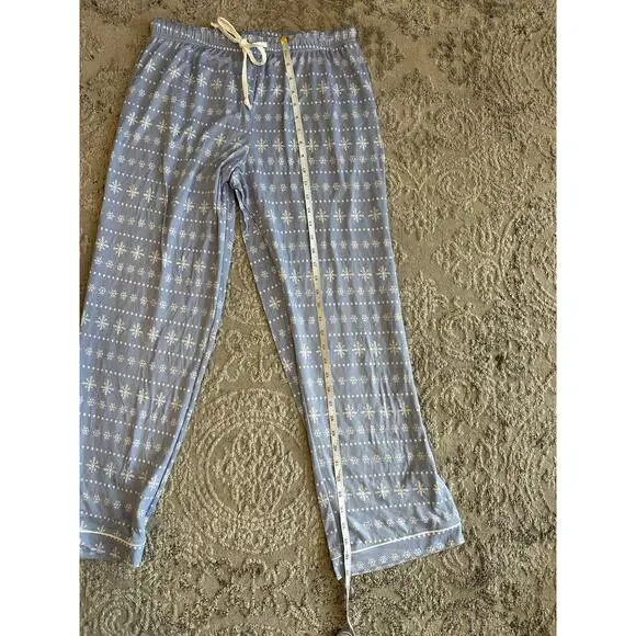 NWT Women’s Born 2pc Long Sleeve Notch Pajama Set Blue Snowflakes Sz. Large - Picture 3 of 5